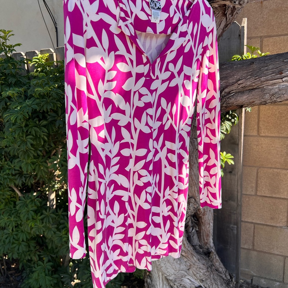 Diane Von Furstenberg magenta and White Silk Fabric- vintage mini dress